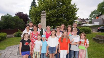 Bild: fvo
Die Gewinner des Kirchweih-Bibelquiz mit Pfarrgemeinderat-Sprecherin Birgit Bergmann (mittlere Reihe, Zweite von links) und Pfarrer Norbert Götz (hinten rechts).