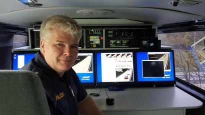 Bild: Sonja Kaute
Vier Monitore zeigen die Live-Bilder, die zwei Kameras von der Pirker Brücke über der A 93 sowie eine dritte Kamera direkt an der Fahrbahn aufnehmen. Georg Fritsch, Leiter der technischen Verkehrsüberwachung bei der Weidener Verkehrspolizei, kündigt verstärkte Messungen von Sicherheitsabstand und Tempo an.