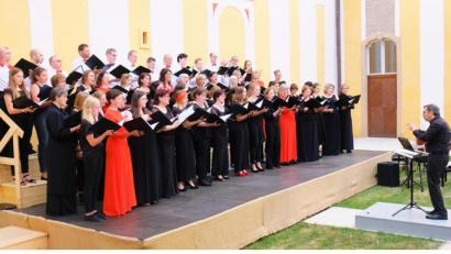 Bild: do
"Kloster ganz Chor", hieß es in Speinshart. Mit dabei ist der Kammerchor Weiden. Unter Leitung von Peter Pollinger (rechts) glänzen die 52 Akteure mit traumhafter "Weltmusik".