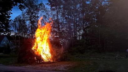 Bild: R. Kreuzer
Das Johannisfeuer der Brandweihersiedler lodert in den Nachthimmel.