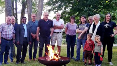 Bild: R. Kreuzer
Was für Mutige: Der Sprung übers Feuer hat bei der KAB Tradition.