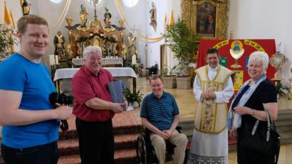 Bild: le
Die Pfarrgemeinde St. Johannes der Täufer verbindet mit Irene und Hans Fröhlich und den Söhnen Stefan und Michael ein herzliches Verhältnis. Das drückt sich auch im Dankgottesdienst bei den Glückwünschen von Pfarrer Max Früchtl an Organisten und Chorleiter Hans Fröhlich zum 70. Geburtstag aus. Von links: Stefan, Hans und Michael Fröhlich, Pfarrer Max Früchtl und Irene Fröhlich.