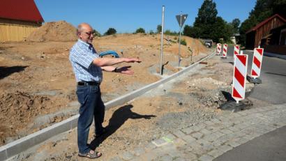 Bild: Götz
Bürgermeister Georg Köppl freut sich, dass nach dem Gebäudeabriss und einem Grunderwerb durch die Gemeinde die Verkehrssituation im Einmündungsbereich der Willhofer Straße in die Siegelsdorfer Straße in Fronhof besonders für den Schwer- und den landwirtschaftlichen Verkehr deutlich verbessert wird.