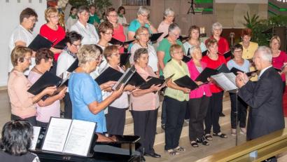 Bild: chl
Unter der Leitung von Heinz Krob (vorn rechts) gestalten die Sängerinnen des Landfrauen-Singkreises den Festgottesdienst anlässlich des 20- jährigen Bestehens in der Gebenbacher Pfarrkirche.