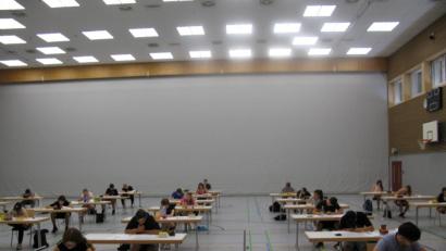 Bild: jzk
Bei hochsommerlichen Temperaturen schwitzen die 37 Mittelschüler bei der Prüfung für den mittleren Schulabschluss im Fach Deutsch in der Mehrzweckhalle.