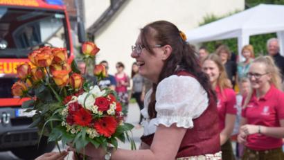 Bild: bö
Blumen für die Hohenburger Festmutter der Freiwilligen Feuerwehr. Manuela Geitner freut sich schon auf dieses ehrenvolle Amt.
