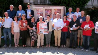 Bild: Hirsch
Veranstalter und Sponsoren werben für den Schwandorfer Charity-Stadtlauf am 6. Juli.