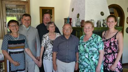 Bild: Lowak
Agnes und Max Michl (Mitte) feiern Diamantene Hochzeit. Neben der Familie gratulieren Bürgermeister Karlheinz Budnik (Zweiter von links) und Pfarrer Hubert Bartel (Dritter von links).