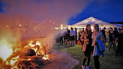 Bild: twi
Gute Stimmung rund um das große Feuer auf dem Neunaigener Festplatz.