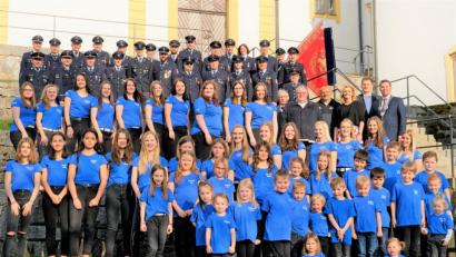 Bild: tu
Die Mitglieder des Festausschusses, die Festdamen, Festmädchen sowie Festkinder startbereit für das große Jubiläumsfest der Feuerwehr Pleystein.