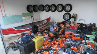 Bild: Polizei
Motorsägen, Freischneider, Steinsägen, Bohrhämmer, Nivelliergeräte, Bohrer u.v.m. Insgesamt 166 Positionen standen schließlich auf dem Sicherstellungsverzeichnis.