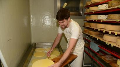 Bild: exb
Adrian Kuhlemann während einer seiner Produzentenwochen im Käsekeller der Dorfsennerei Andeer. Für ein gutes Restaurant sind auch regionale Zuliefererbetriebe wichtig.