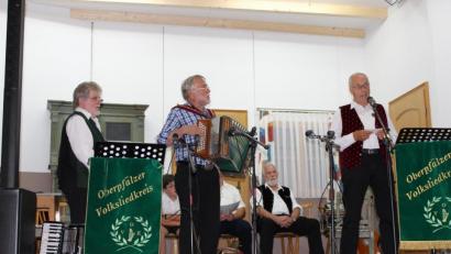 Bild: pks
Paul Pongratz (rechts) sang beim Musikantentreffen die Lieblings-Gstanzln vom Wittmann Franz.