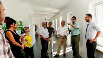 Bild: Hösamer
Architekt Peter Pracht (Zweiter von rechts) erläuterte den Baufortschritt an der Lindenschule. Rektorin Ella Vierl (Zweite von links) dankte der Stadt für die Investition.