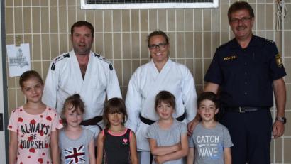 Bild: dob
Die Kinder sollen früh lernen, wie sie sich gegen Fremde zur Wehr setzen. Sogar Erster Polizeihauptkommissar Martin Zehent (rechts) schaute in der Eglseeturnhalle vorbei. Judo-Abteilungsleiter Bernd Koller und Raffaela Stich von der Karate-Abteilung luden die Kinder zu diesem zweitägigen Kurs ein.