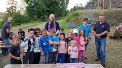Bild: hl
Die Fackeln liegen schon bereit, mit denen die Kinder das Johannisfeuer entzünden. Zur Segnung des Feuers heißt Feuerwehrvorsitzender Markus Prechtl (rechts) Pfarrer Heribert Stretz (hinten Mitte) willkommen.