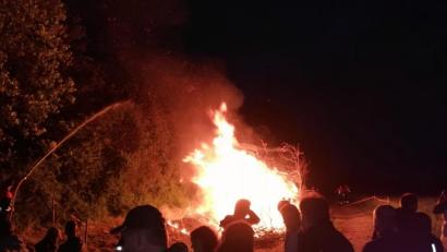 Bild: eig
Die Feuerwehr hilft, das Feuer in Schach zu halten, während die Jugendlichen ihre Gäste bewirten.