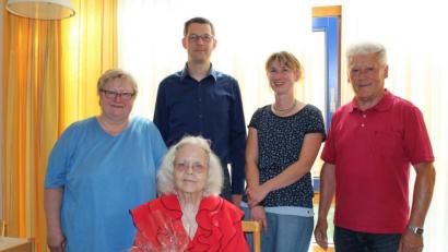 Bild: cs
Zu den Gratulanten am 80. Geburtstag von Helga Schnelle zählen (stehend, von links), ihre Tochter Jessyka, Pfarrer Moritz von Niedner, Pflegedienstleiterin Birgit Gsell und Stadtrat Eugen Eckert.
