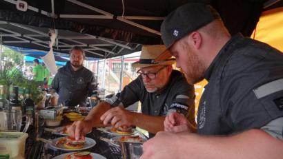 Bild: exb
Im Team richten die Stiftlandgriller jedes Gericht konzentriert auf den Tellern für Jury her. Ein optischer Hingucker war auch der zweite Gang: Ein "Surf&Turf-Burger" mit gelbem Burgerpatty. Auf dem Bild: Tobias Grünbauer (von rechts), Vorsitzender Markus Brunner und Claus Bitterer.