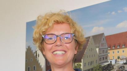 Bild: Hirsch
"Mrs Bürgerfest" Susanne Lehnfeld ließ 50 Bürgerfest-Krüge anfertigen als Geschenk für die Ehrengäste.