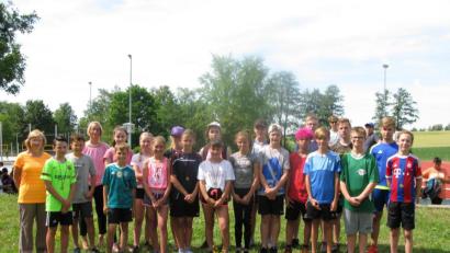 Bild: jzk
Birgit Emerig und Rektorin Christine Wiesend (hinten, von links) gratulierten den besten Sportlern der Mittelschule Kemnath (Klassen 5 bis 8).