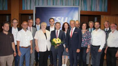 Bild: kro
Das neugewählte Vorstandsteam des CSU-Kreisverbandes Tirschenreuth mit dem wiedergewählten CSU-Kreisvorsitzenden Tobais Reiß (mit Blumen).