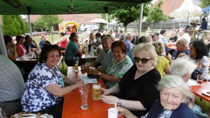 Bild: rgl
Beim Pfarrfest genießen die Besucher den Plausch mit den Nachbarn, Getränke und das Essen.