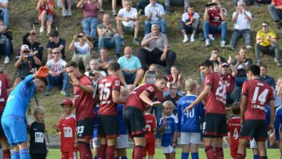 Bild: ref
So wie in Seugast im vergangenen September soll es wieder sein. Viele Fans durften damals die Club-Spieler (Patrick Erras in der Mitte) begrüßen. Auch die Ammerthaler hoffen am Mittwochabend auf zahlreichen Besuch.