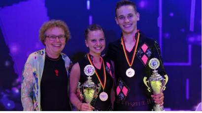 Bild: exb
Bürgermeisterin und Schirmherrin Brigitte Netta gratuliert dem erfolgreichen Quick-Feet-Paar Antonia Schmid und Julian Minks.
