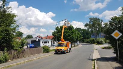 Bild: gi
Die Bayernwerk Netz GmbH Weiden hat mit der Umstellung der Straßenbeleuchtung in der Marktgemeinde Moosbach begonnen. 600 Brennstellen werden dabei auf LED umgestellt.