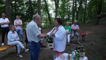 Bild: exb
Mit Alfons Lippert und Tobias Weiß (hinten, Zweiter von links) konnte Quartiersmanagerin Cornelia Stahl zwei neue ehrenamtliche Helfer bei „Leben plus“ aufnehmen.