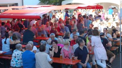 Bild: sm
Großen Zusprach fand im vergangenen Jahr das Altenstädter Rathausfest. Die Veranstalter erhoffen sich auch heuer wieder viele Gäste und ein schönes Festwetter.