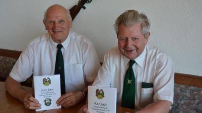 Bild: jr
Heimatpfleger Robert Treml (rechts) und Schützenmeister Alfred Koch stellten die neue Festschrift über die Königlich privilegierte Schützengesellschaft Waldsassen vor.