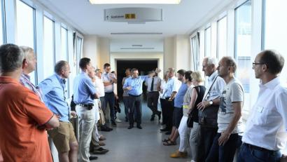 Bild: Petra Hartl
Manfred Wendl (Mitte), der Vorstand des Klinikums St. Marien, zeigt der CSU-Fraktion, wie die Baumaßnahmen vonstatten gehen sollen.