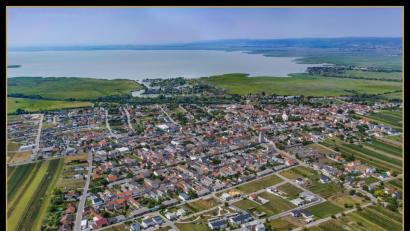 Bild: exb, Gemeinde Weiden am See
Weiden am See. In den 50 Jahren der Patenschaft mit Weiden konnte die burgenländische Gemeinde am Neusiedler See die Zahl der Einwohner von rund 1700 auf inzwischen 3500 verdoppeln. Im Bild (oben Mitte) der Seepark, der mit dem Restaurant „Das Fritz“ ein neues Highlight erhielt.