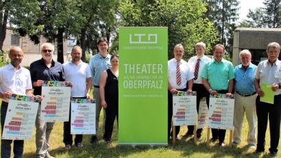 Bild: stg
Auch wenn jetzt noch geschwitzt wird, so kommt doch auch wieder die Zeit für Theater in der Halle: Am Mittwoch wurde in Vohenstrauß das Programm für den ersten "Kulturherbst" vorgestellt, der am 2. Oktober beginnt.