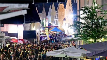 Bild: Petra Hartl
Von Freitag bis Sonntag feiert ganz Sulzbach-Rosenberg das 43. Altstadtfest. Tausende von Gästen werden sich dieses Spektakel in der XXL-Festzone sicher nicht entgehen lassen.