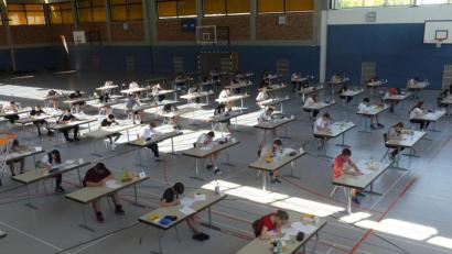 Bild: rn
"Duden" und Getränke begleiten die Schüler bei der Abschlussprüfung im Fach Deutsch.