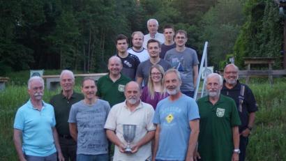 Bild: slh
Den Wanderpokal und viele Sachpreise dazu sahnten die Schützen aus Wernberg-Köblitz ab. Auch die besten Einzelschützen freuten sich über ihre Top-Ergebnisse. Dazu gratulierten Pokalspender Arnold Kimmerl, OSB-Präsident Franz Brunner (Zweiter von links) und Schützenmeister Rudi Schreyer (Zweiter von rechts).