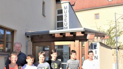 Bild: rgr
Bei einem Museumsbesuch erfahren die Mittelschüler vom ehemalige Rektor Gerhard Götzl, wie das Leben in Grafenwöhr früher war.