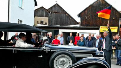 Bild: R. Kreuzer
Ein Oldtimer lässt sich von OB Kurt Seggewiß im Vorjahr auf die Runde schicken.