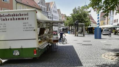 Bild: rg
Die Hitze fegt den Unteren Markt leer. Sehr beschaulich ist es am Mittwoch auf dem Wochenmarkt. Die Leute suchen lieber im Schwimmbad Abkühlung oder bleiben zu Hause.
