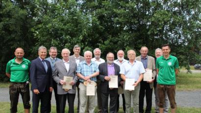Bild: frd
Acht jener 20 Gründungsmitglieder, die den FC Pertolzhofen vor 50 Jahren ins Leben gerufen haben, sind beim Festakt zum Jubiläum ausgezeichnet worden. Vertreter von Landkreis, Gemeinde und Fußballverband überbrachten dazu ihre Glückwünsche.