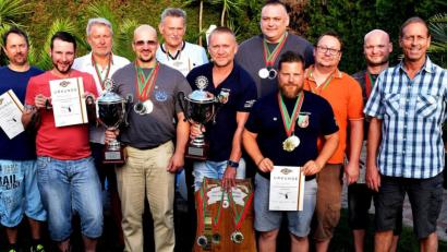 Bild: R. Kreuzer
Die Schützen bekommen für ihren Erfolg Medaillen, Urkunden und Pokale (von links): Christian Schmid, Roland Scharf, Harald Bernhardt, Christoph Galla, Heiner Zimmermann, Thomas Koller, Andreas Balser, Bernhard Lippe, Michael Nickl, Michael Üblacker und Stefan Fuchs.