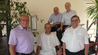 Bild: rn
Eine hochkarätige Löschmannschaft bemächtigt sich des Löschgeräts aus dem Jahr 1894.