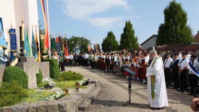 Bild: bjp
Angesichts des Aufflammens von Populismus und politischer Gewalt sei die Erinnerung an die Opfer von NS-Diktatur und Kriegen wichtiger denn je, mahnt Pfarrer Edmund Prechtl bei Gefallenengedenken und Gottesdienst zur 140-Jahr-Feier der Burkhardsreuther Soldatenkameradschaft.