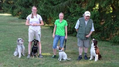 Bild: Dobmeier
Eine Abordnung der Agility-Gruppe des Vereins Deutscher Schäferhunde mit Selina Welzl, Svea von Krieger und Günther Schenke (von links) erfreut die Delegierten mit ihren gelehrigen Hunden.
