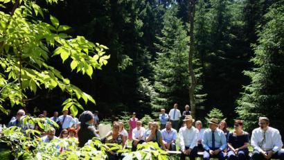 Bild: eib
Exkursion zur Bügellohe. Erinnerungsort im zukünftigen Grünen Band. Vorne Maria Hammerer als Erzählerin.