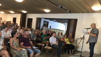 Bild: eig
Das Pfarrgemeindehaus ist überfüllt, die Zuhörer stehen sogar vor den Türen im Freien, um zu hören, was die Vertreter verschiedener Initiativen gegen die Stromtrassen (im Bild rechts Josef Langgärtner) zu sagen haben.
