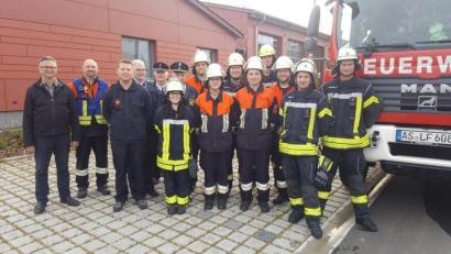 Bild: rtw
Die stolzen Feuerwehrleute nach der bestandenen Prüfung mit den Schiedsrichtern und Zweitem Bürgermeister Wolfgang Rattai (links).